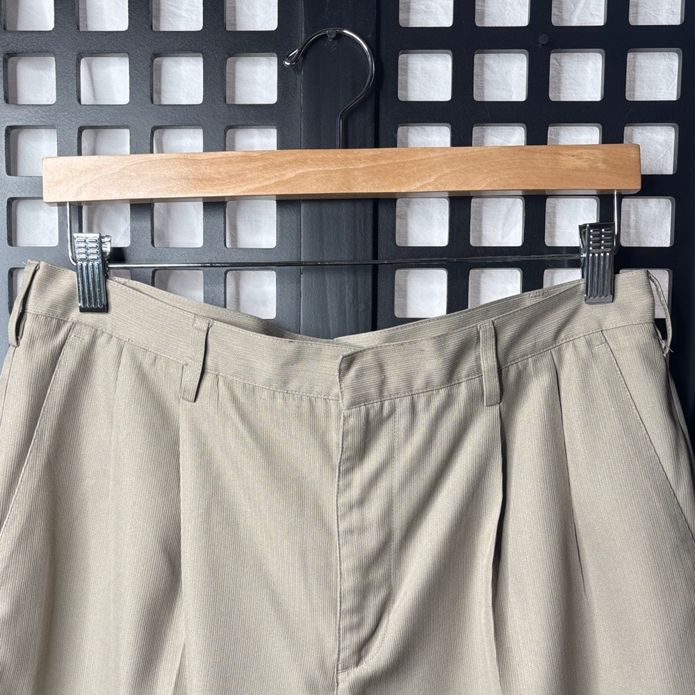 🟡 Nike Golf Shorts Mens 34 Beige Tan Pleated Performance Polyester 🟡 - Picture 2 of 12